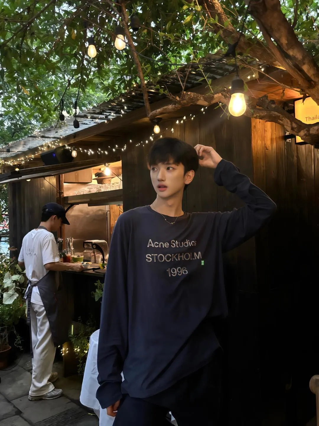 90 Acne All-Star Model A Global Series slub cotton material, Retro washed and distressed long-sleeved T-shirt with printed letters, made of slub cotton super soft fabric with excellent breathability. After washing process, the chest part is made to have a dirty feel, and the lower part shows a gradient effect, giving the clothes a natural and slightly see-through Retro style. The collar, hem and cuffs are slightly frayed to better fit the overall tone. The distressed and cracked printed letters on the chest indicate the location of the brand and headquarters and the year of establishment. It has a very basic but not monotonous design concept. It seems simple but full of trendy and fashionable charm. The overall style continues the neutral atmosphere of A. The loose-fitting wearing experience for men and women is also very friendly to the figure. It is very nice whether worn alone or as an inner layer. Grams of washed slub cotton Black, White, Pink, Green, Dark Blue, Light Blue, Glacier Blue, Brick Red, S M L Shoulder width 54.5)